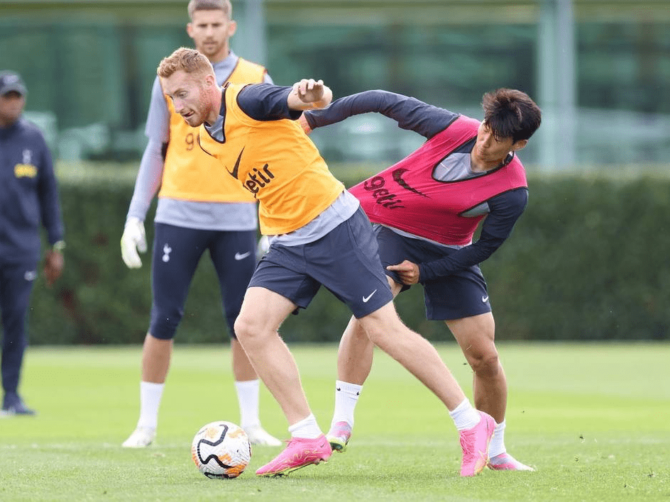 上海市政府向海港赠送冠军贺礼：木雕雄鹰和冠军奖杯刺绣