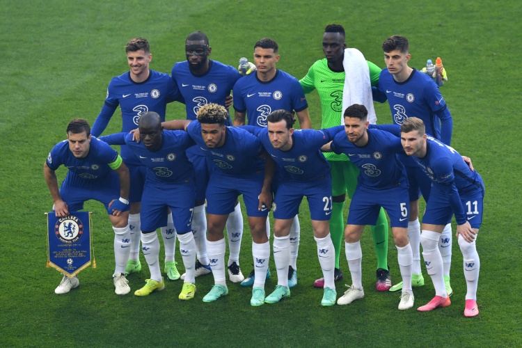 足球中超多队开始集训，主帅强调体能储备（中超多队陆续开训 主帅着重强调体能储备）