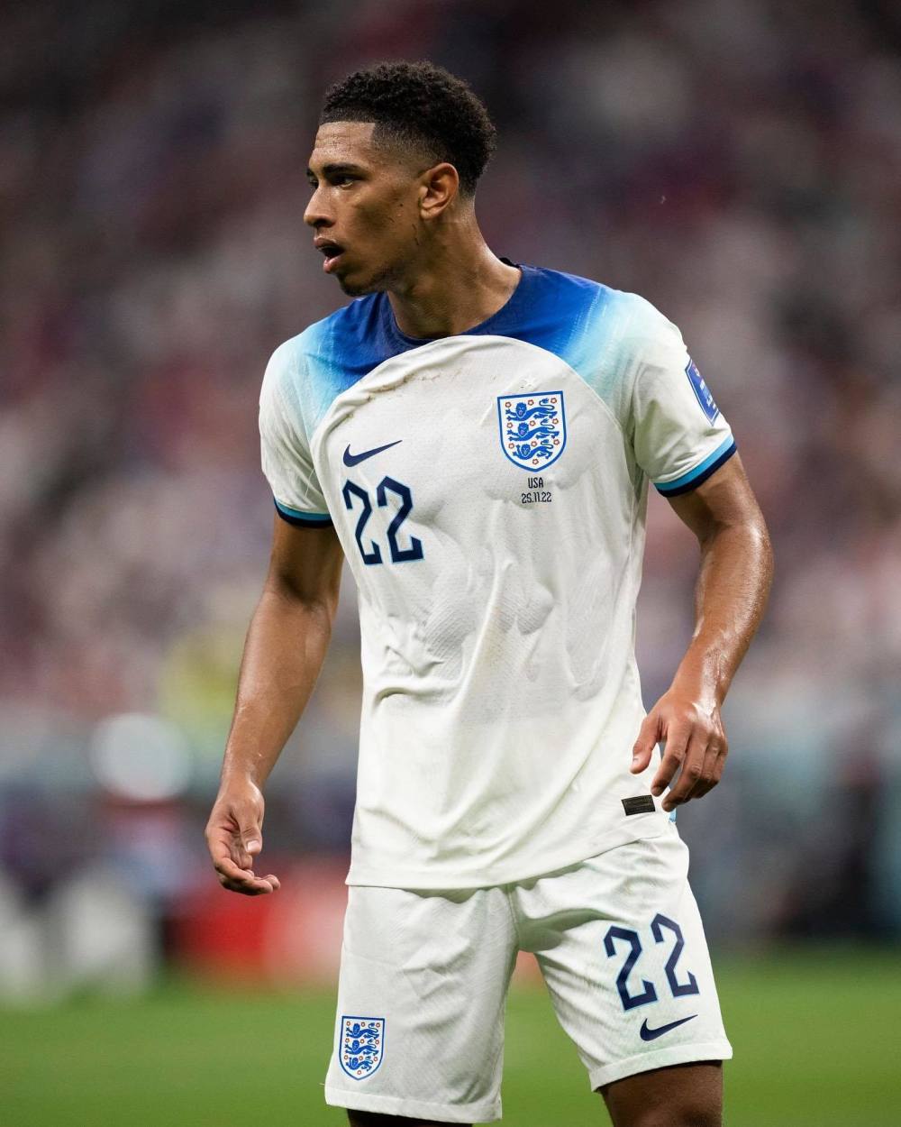 西甲半场：贝林厄姆头槌破僵，皇马暂1-0塞维利亚（西甲半场战报：贝林厄姆头球先拔头筹，皇马暂以1-0领先塞维利亚）