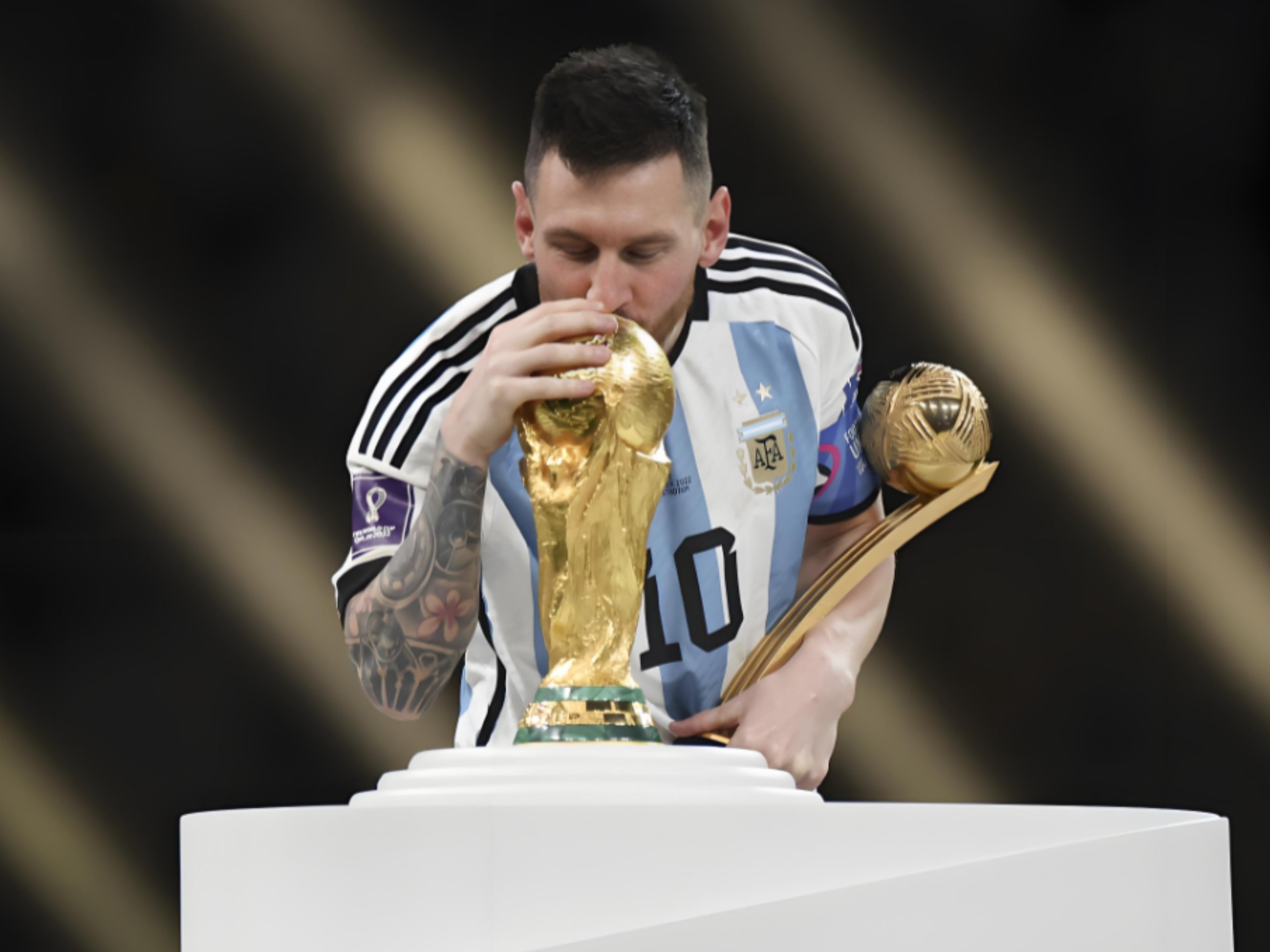 今天是海港足球俱乐部一线队球员武磊的生日，让我们...（海港一线队球员武磊迎来生日，邀你一起送上祝福）