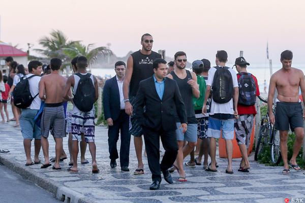 记者：利雅得新月希望签下萨拉赫，美职联的圣地亚哥也有意