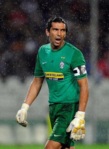 半场战报：斯图加特0-0霍芬海姆（半场战况：斯图加特与霍芬海姆0-0暂时僵持）