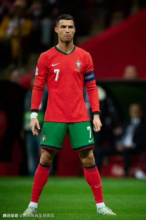 图片报：西蒙斯因抱怨颈痛缺席昨日合练，很可能缺战今日比赛