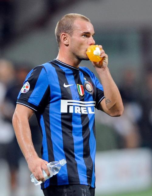 青训小将破门后被队友高高举起