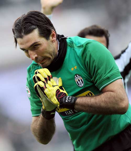 英超焦点战：纽卡斯尔联VS伯恩利——攻防博弈下的胜负天平与比分推演