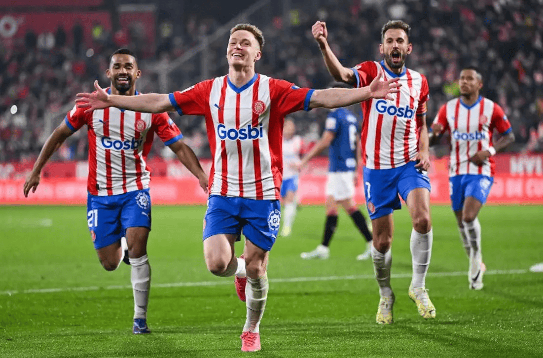 曼联续约卡塞米罗周薪或砍六成，沙特虎视眈眈（曼联拟与卡塞米罗续约，周薪或降六成，沙特球队伺机出手）