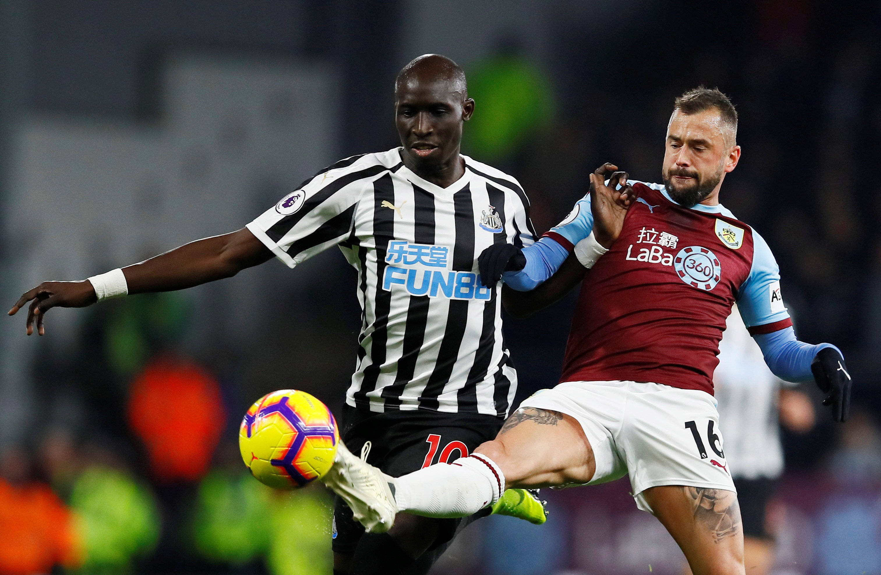 巴媒：内马尔左膝疼痛，或将缺席桑托斯的下一场比赛