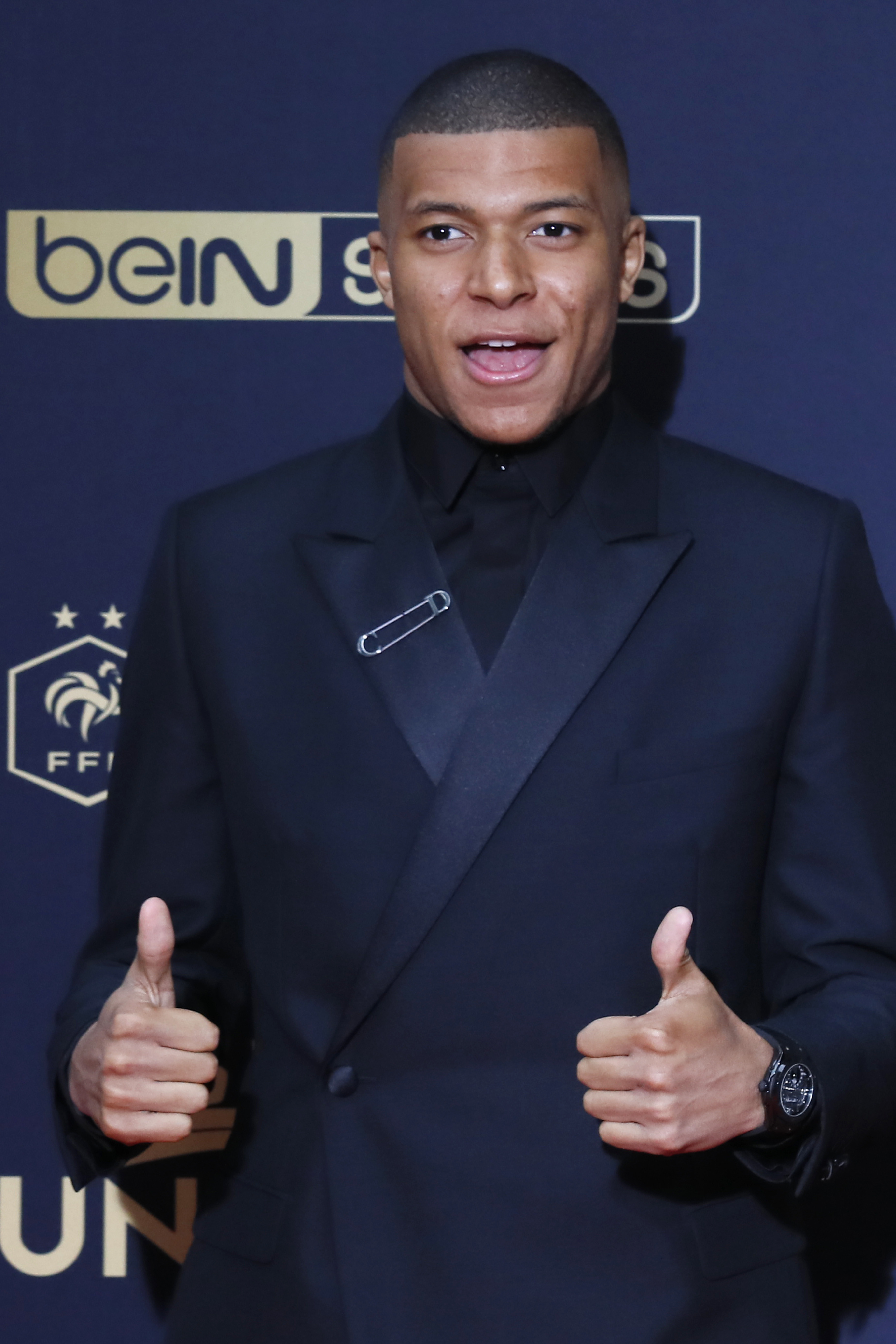 又伤了！巴萨官方：奥尔莫左肩脱臼，预计伤缺一个月（再遭伤病！巴萨官宣：奥尔莫左肩脱臼，预计缺阵一个月）