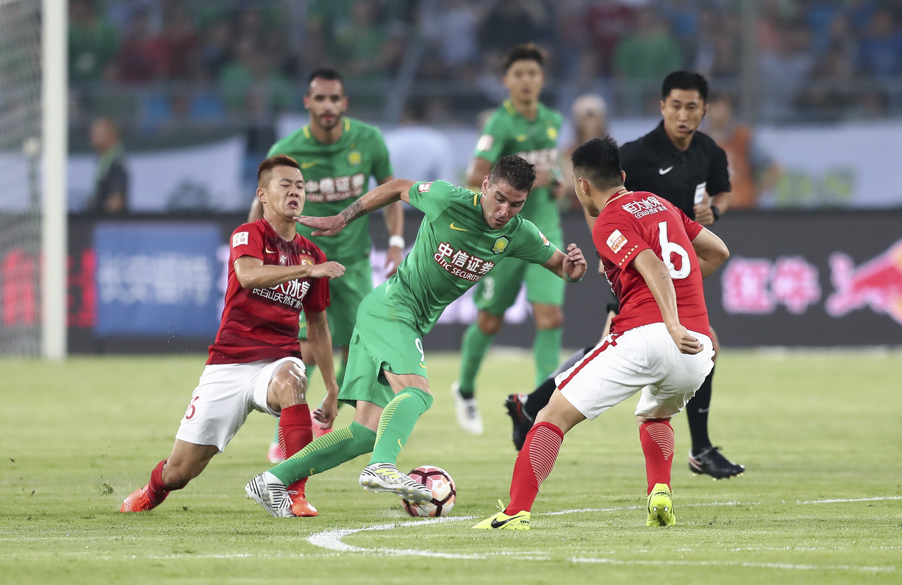 前意甲裁判谈DV9点球被吹：他和防守球员互有拉扯，都不犯规（前意甲裁判谈DV9争议点球：与后卫互相拉扯，均无犯规）